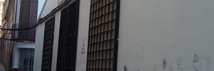 Fachada principal de la plaza de abastos que en la actualidad se encuentra en estado de abandono