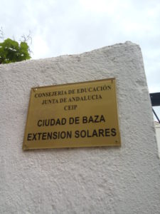 Placa identificativa del antiguo colegio Márquez Torres que en los años 80 pasó a llamarse "Extensión Solares" 
