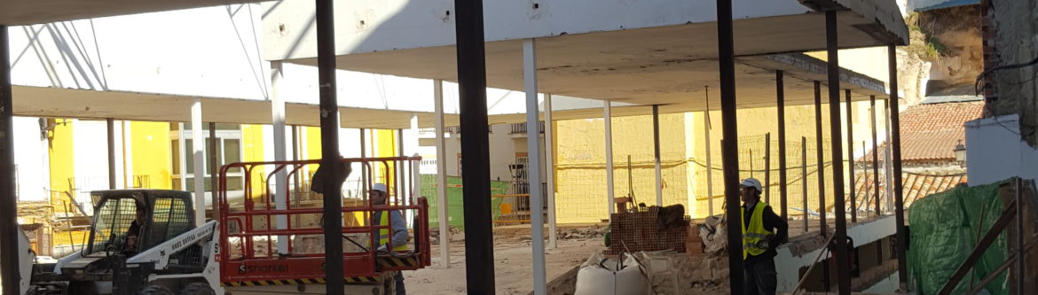 La Plaza de Abastos de Baza aparece como la Plaza Abierta que pretendíamos los bastetanos sin más cobertura que la de la techumbre y para que funcionara como cobijo de celebración para ferias y eventos durante todo el año. La Navidad de 2018 cuenta con la LUZ de este espacio que por fin sale de su aletargo dejando ver lo que debería haber sido sin más pretensiones un espacio para celebraciones, que diera vida a los callejones y a las casas ahora hundidas y de persianas bajadas. 30 de Noviembre de 2018, dos años después de presentar un proyecto desde mimejorbaza.com ; 5 años después de presentar un proyecto AM arquitectura