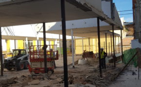 La Plaza de Abastos de Baza aparece como la Plaza Abierta que pretendíamos los bastetanos sin más cobertura que la de la techumbre y para que funcionara como cobijo de celebración para ferias y eventos durante todo el año. La Navidad de 2018 cuenta con la LUZ de este espacio que por fin sale de su aletargo dejando ver lo que debería haber sido sin más pretensiones un espacio para celebraciones, que diera vida a los callejones y a las casas ahora hundidas y de persianas bajadas. 30 de Noviembre de 2018, dos años después de presentar un proyecto desde mimejorbaza.com ; 5 años después de presentar un proyecto AM arquitectura
