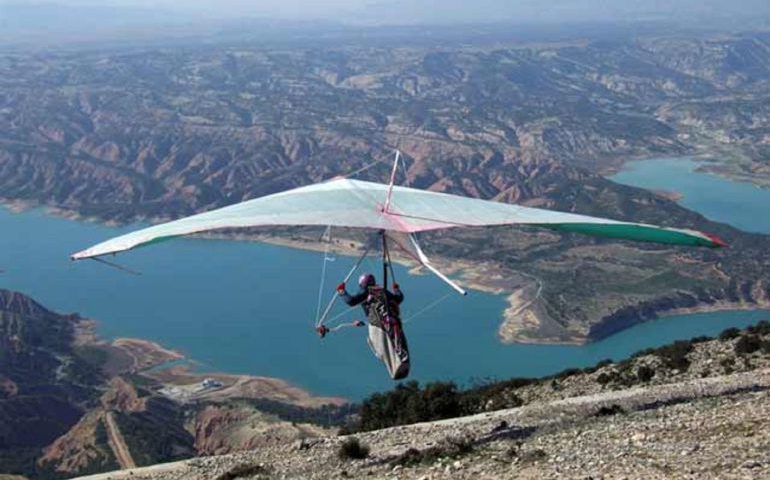 ALA DELTA sobrevuela sobre las aguas del Negratín En el Altiplano de Granada que pretende ser sede de Campeonatos Internacionales