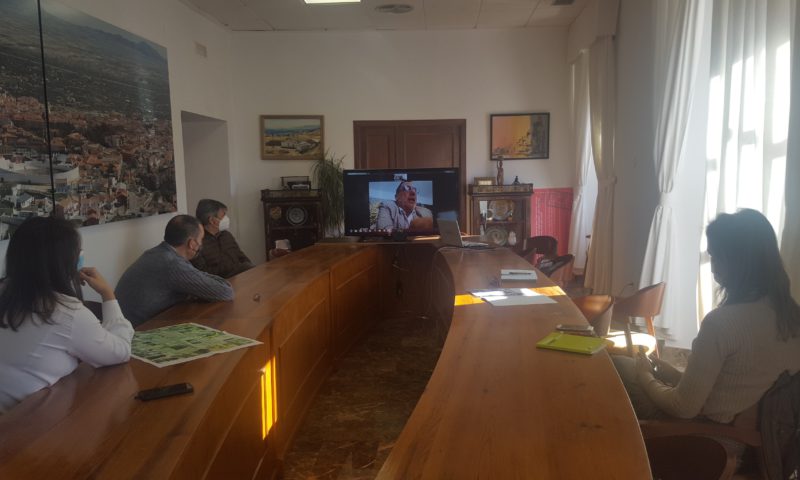 Instantánea de la reunión en la Sala de Juntas del Ayuntamiento de Baza en la que se presentó a los ediles de Patrimonio y Hacienda la idea del proyecto ALCAYCERIA DE BAZA