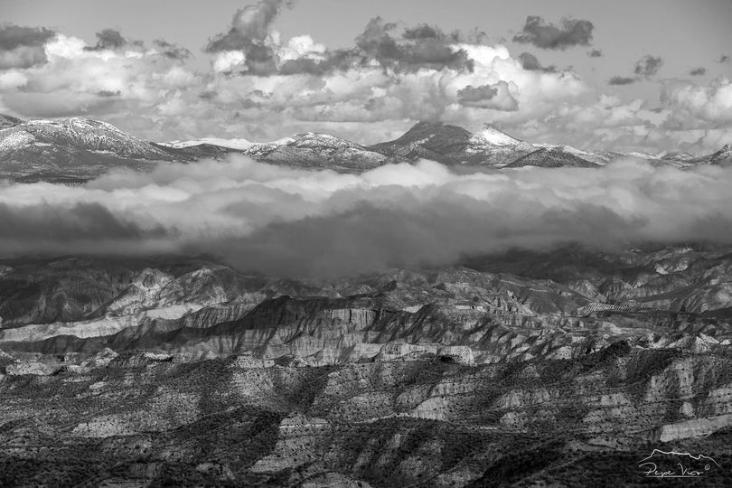 Área del Geoparque de Granada en el área del Altiplano con la Sagra frente a los cañones o bad lands, característicos y de una singularidad extraordinaria, considerados paisaje único en Europa