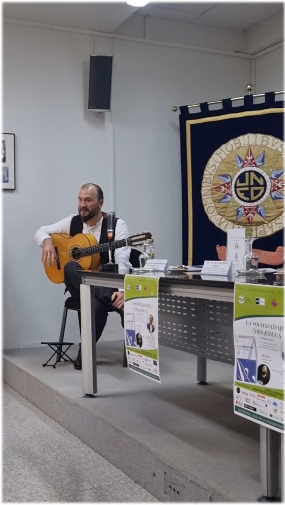 Antonio El Capote, intervención a la Guitarra. UNED BAZA: presentación del libro LA SOCIEDAD QUE (DES) EDUCA, de Antonio Lara